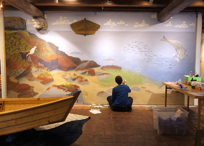 Väggmåleri i lekutställningen Gammeldagstiden, Österlens museum Simrishamn